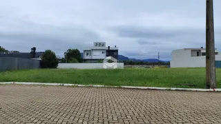 Fachada de residências em Lajeado, Brasil, com jardim em primeiro plano.