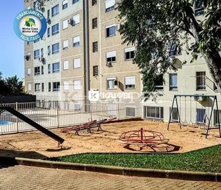 Área externa com terra e vegetação em um pátio residencial.