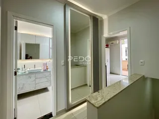 Hall de entrada com duas portas que levam a ambientes internos.