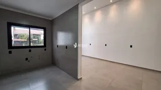 Interior de uma sala com parede e janela em um imóvel no Brasil.