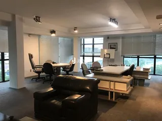 Sala de estar com grandes janelas de vidro.