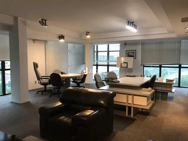 Sala de estar com grandes janelas de vidro.