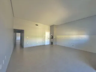 Vista interna de um corredor em uma residência no Brasil.
