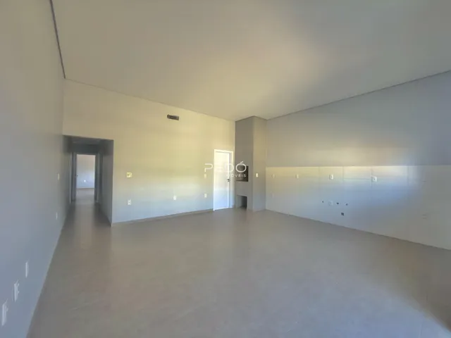 Vista interna de um corredor em uma residência no Brasil.