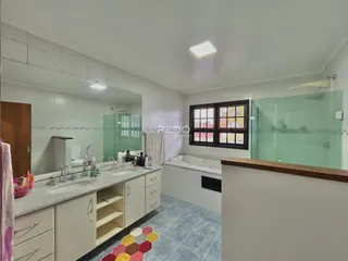 Foto de um banheiro com bancada e banheira em Lajeado.
