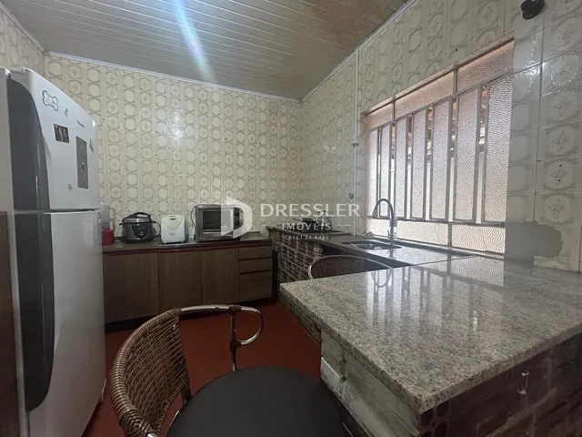 Imagem de uma cozinha com armários e bancada em Lajeado, Brasil.