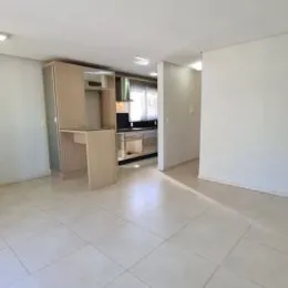 Ambiente interno com piso de cerâmica claro e armários embutidos.
