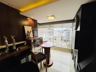 Sala de estar com vista para a cidade.
