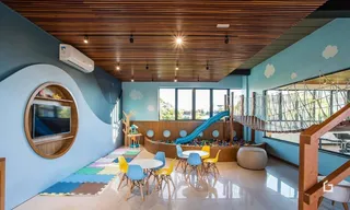 Ambiente interno com teto de madeira e vista para o exterior.