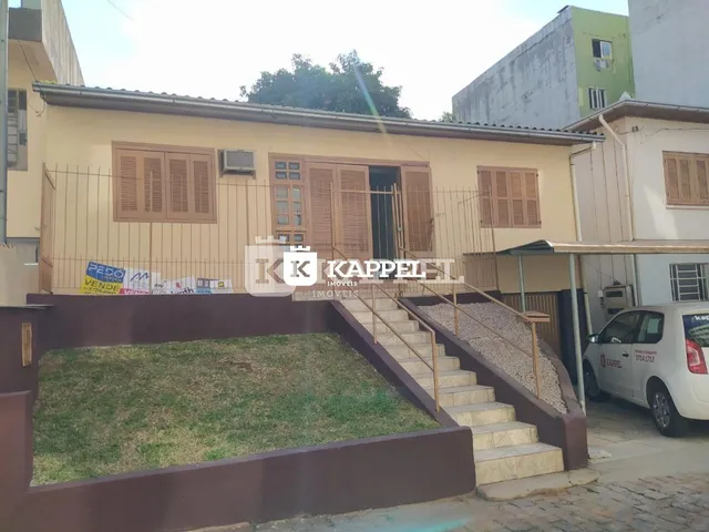 Foto da fachada de uma casa em Lajeado, Brasil, com jardim frontal e escadaria.