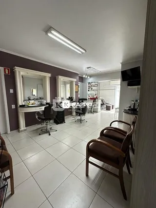 Foto de um ambiente interno com mesa e cadeiras em um imóvel.