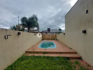 Vista externa de uma área com piscina e jardim em Lajeado.