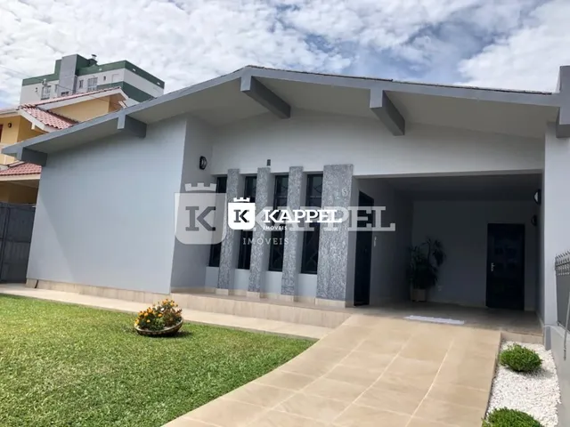 Fachada externa de uma residência em Lajeado, Brasil, com jardim gramado.