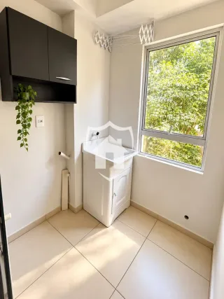 Foto de um cômodo interno com piso de cerâmica e janela.