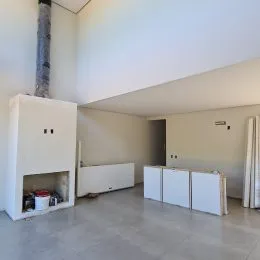 Foto de um ambiente interno com lareira em uma sala de estar.