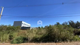 Foto da fachada de uma residência em Lajeado, Brasil, cercada por vegetação densa.
