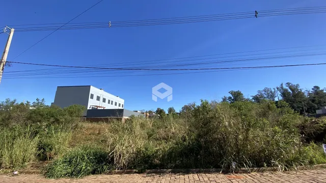 Foto da fachada de uma residência em Lajeado, Brasil, cercada por vegetação densa.