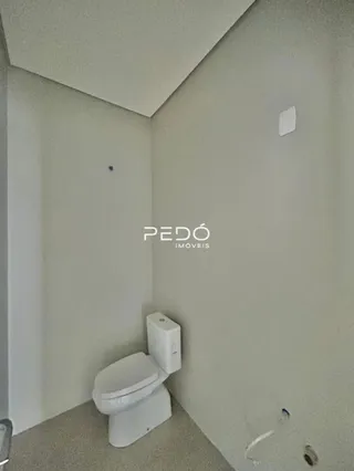 Foto de um banheiro interno em imóvel à venda.