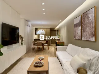 Sala de estar com sofá branco e mesa de jantar em um ambiente claro.