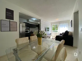 Vista da sala de jantar e estar de uma residência moderna.