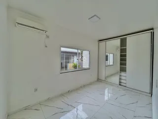 Sala de estar com piso de mármore branco e ar condicionado instalado.