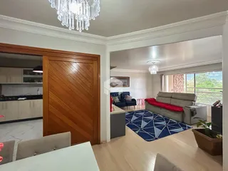 Sala de estar com porta de madeira e vista para o exterior.