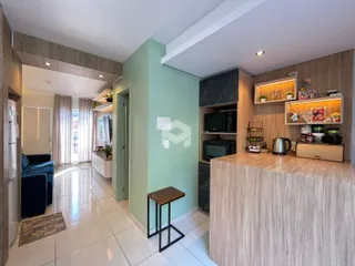 Interior de uma sala de estar com cozinha em um apartamento no Brasil.