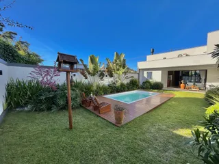 Vista externa de uma casa com piscina e jardim em Lajeado.