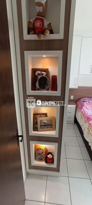 Nicho decorativo em uma parede interna de uma sala.