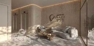 Sala de estar moderna com sofá e decoração clara.