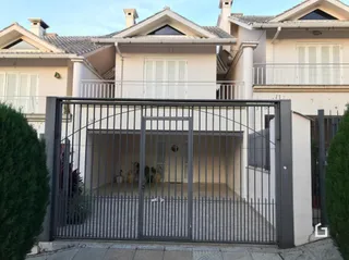 Portão de ferro da fachada de uma residência em Lajeado.