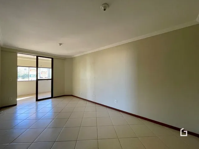 Vista de um corredor interno com piso de cerâmica claro.