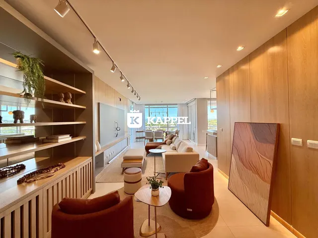 A sala de estar moderna apresenta sofás e decoração em tons neutros e terrosos.