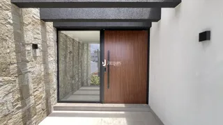 Fachada de uma residência em Lajeado com porta de madeira.
