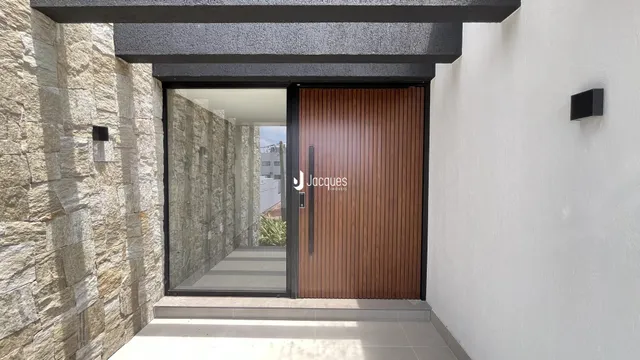 Fachada de uma residência em Lajeado com porta de madeira.