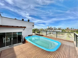 Varanda com jacuzzi e vista panorâmica da cidade.