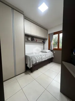 Quarto com cama e armários em um apartamento.