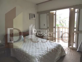 Quarto com cama e parede branca em imóvel no Brasil.