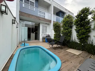 Foto da área externa com piscina e deck de madeira em um imóvel em Lajeado.