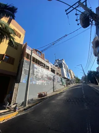 Vista da fachada de edifícios em uma rua no Brasil.
