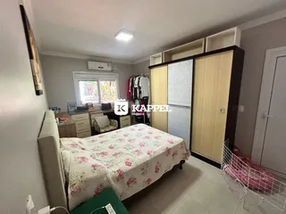 Foto de um quarto com cama e armário em um imóvel.