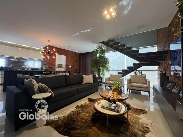 Sala de estar moderna com sofá e decoração em um apartamento no Brasil.