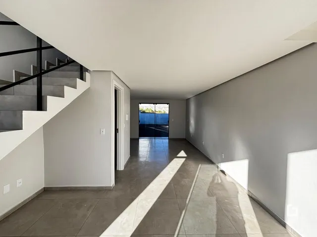 Hall da propriedade em Lajeado com piso de cerâmica e escadaria.