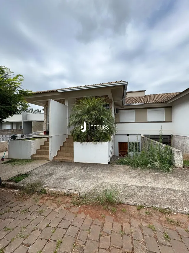 Fachada de uma residência em Lajeado, Brasil, com entrada coberta e jardim frontal.