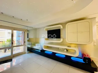 Sala de estar moderna com portas de vidro e piso claro.