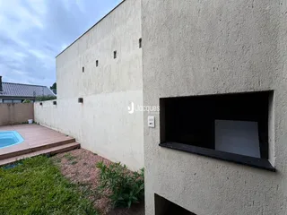 Fachada externa de uma residência em Lajeado, Brasil, com deck e jardim.