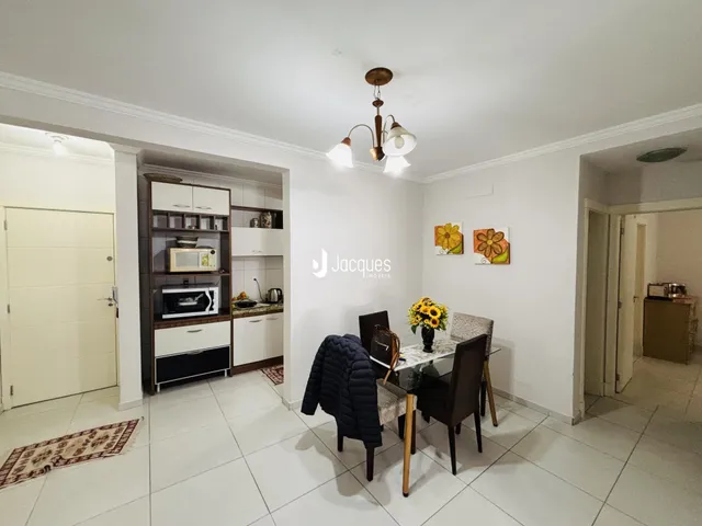 Sala de estar com piso de cerâmica e decoração de parede em Lajeado, Brasil.