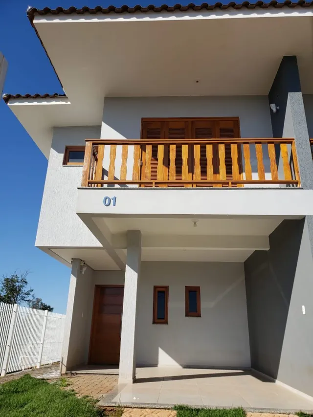 Fachada de uma casa em Lajeado, Brasil, mostrando a varanda e a estrutura externa.