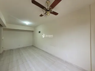 Foto de uma sala interna com piso de cerâmica e teto branco.