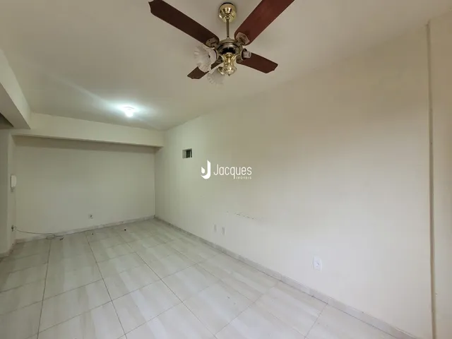 Foto de uma sala interna com piso de cerâmica e teto branco.